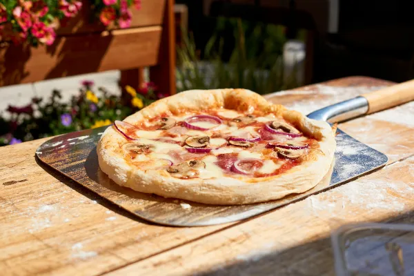 Knusprige hausgemachte Pizza, gebacken mit schnell zubereitetem Thermomix Pizzateig