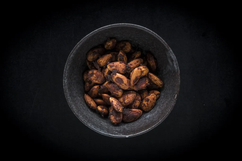 Knusprige Miso-Nüsse als raffinierter Snack für Gäste beim perfekten Dinner