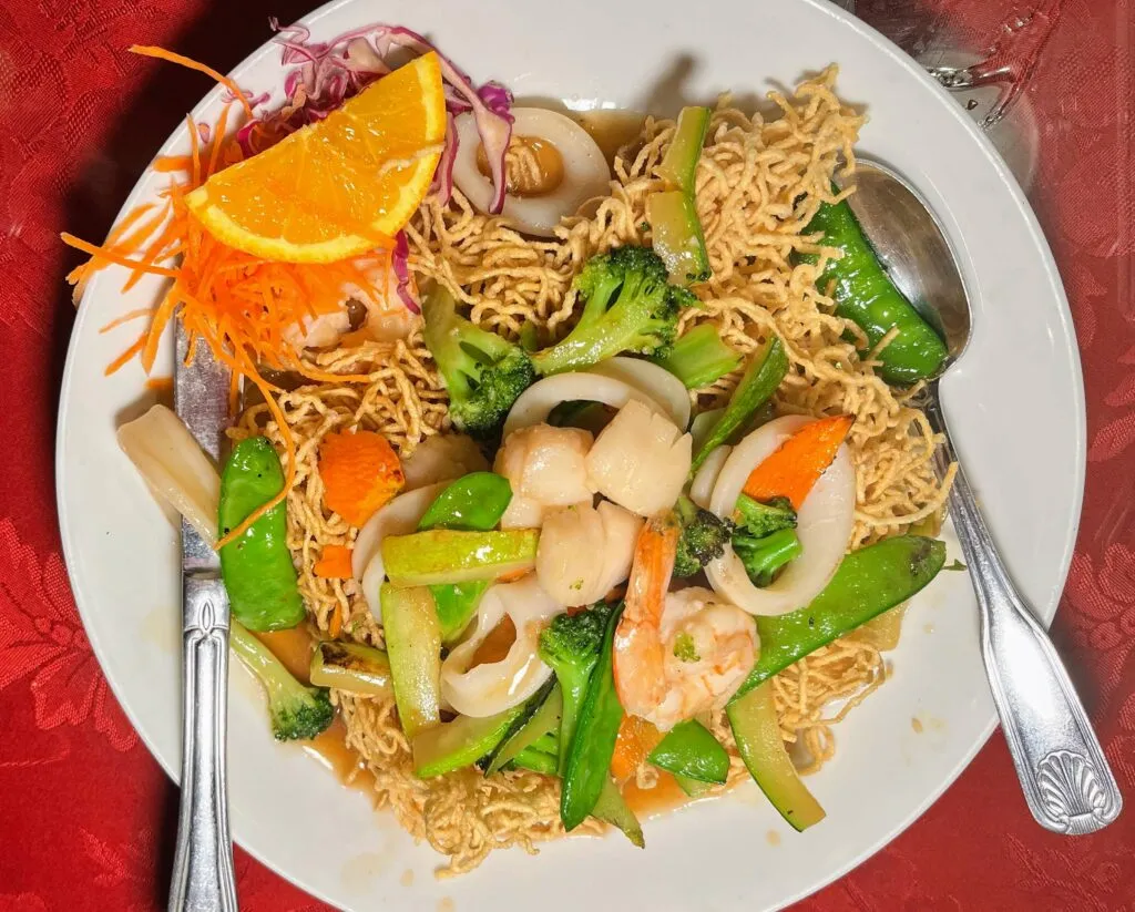 Knusprige Nudeln mit einer reichhaltigen Meeresfrüchte-Kombination von Saigon Sushi