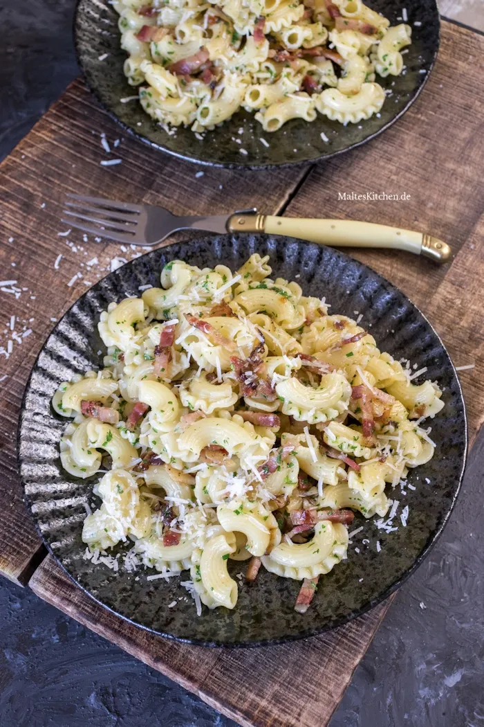 Knusprige Pasta mit Speck und Zwiebeln