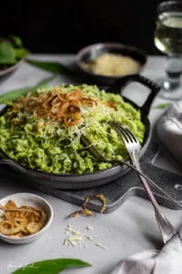 Knusprige Röstzwiebeln garnieren selbstgemachte Käsespätzle, bereit zum Genießen.