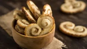 Knusprige Schweineohren aus Blätterteig, bestreut mit Zucker