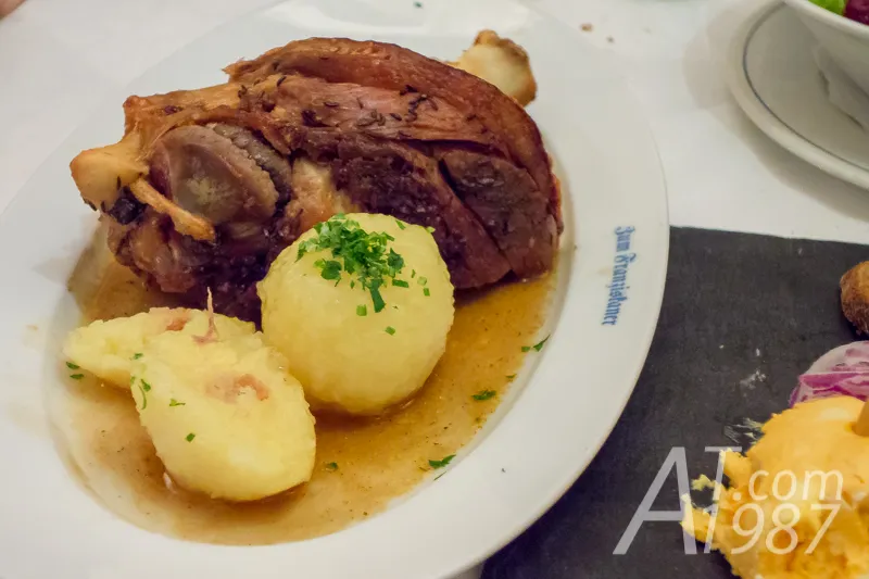 Knusprige Schweinshaxe mit Kartoffelpüree, ein bayerischer Klassiker im Zum Franziskaner