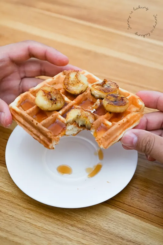 Knusprige und dicke belgische Waffeln mit Hefeteig, perfekt gebacken für ein Sonntagsfrühstück.