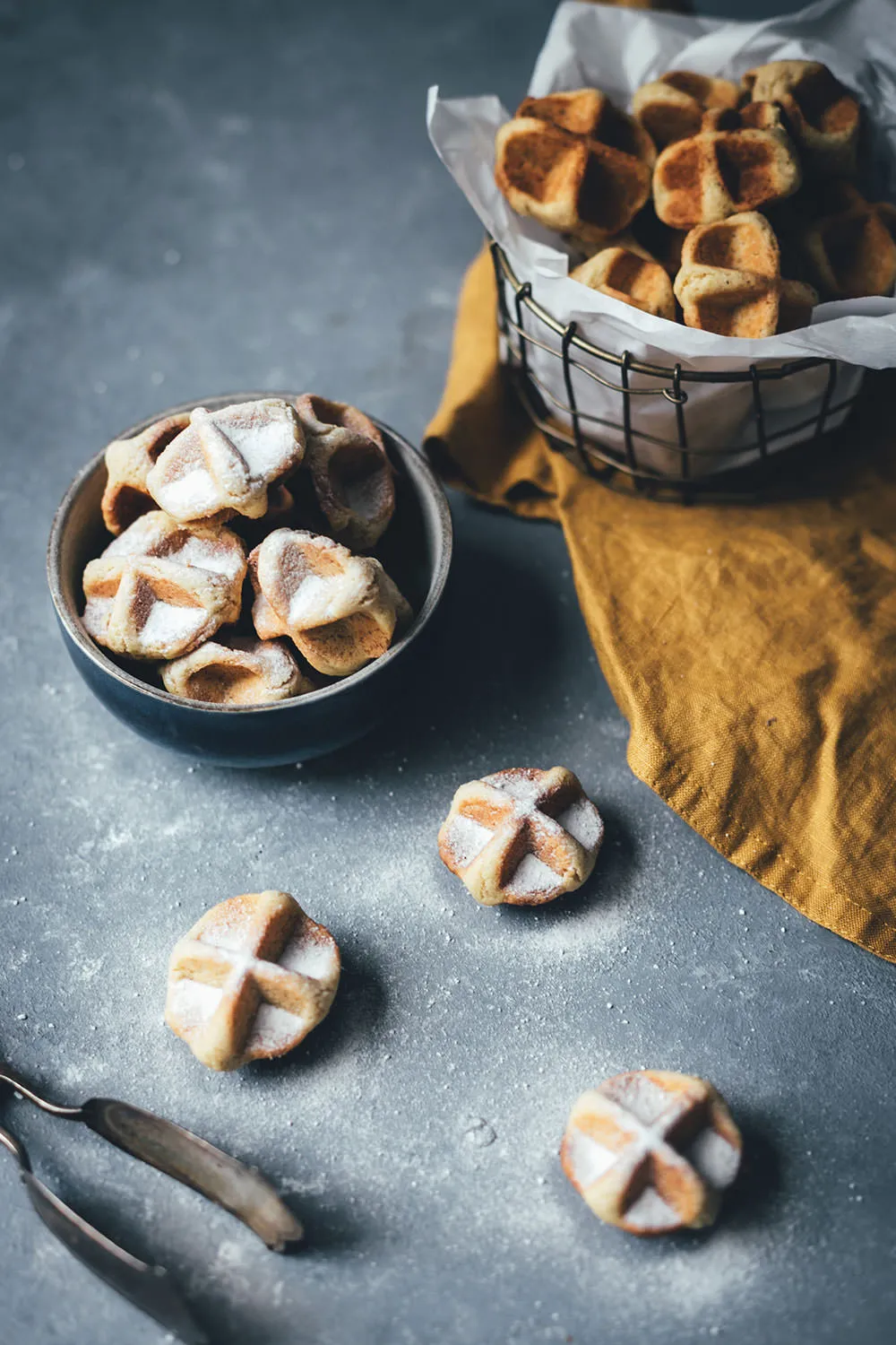 Knusprige Waffelkekse, frisch aus dem Waffeleisen und leicht mit Puderzucker bestäubt. Eine schnelle und einfache Alternative zu klassischen Weihnachtskeksen.