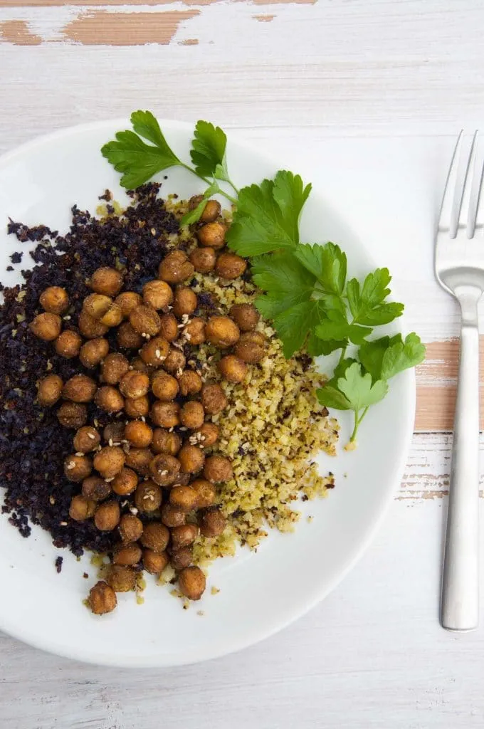 Knusprige Za'atar Kichererbsen und Blumenkohlreis frisch aus dem Ofen