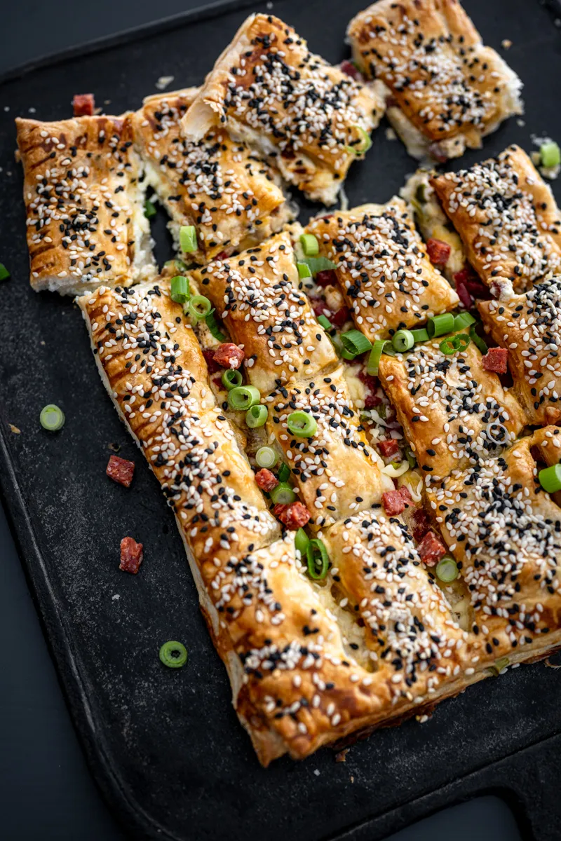 Knuspriger Blätterteigsnack mit würziger Sucuk und frischen Kräutern, perfekt für jede Party