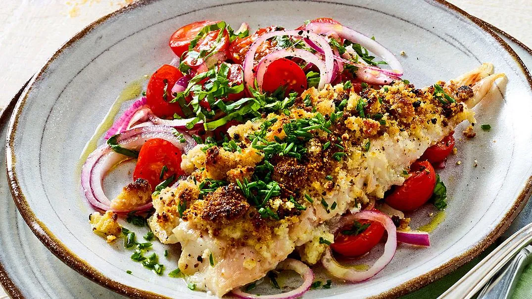 Knuspriger Seelachs auf frischem Tomatensalat, ein Low-Carb leichtes Sommeressen