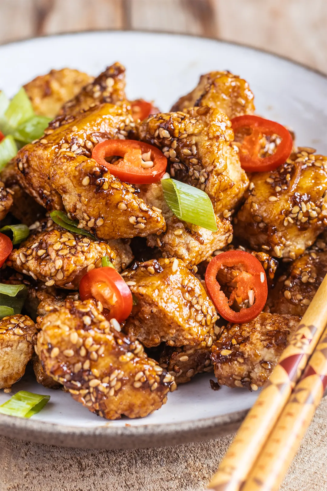 Knuspriger Sesam Tofu, frisch aus dem Air Fryer, goldbraun und fertig zum Servieren.