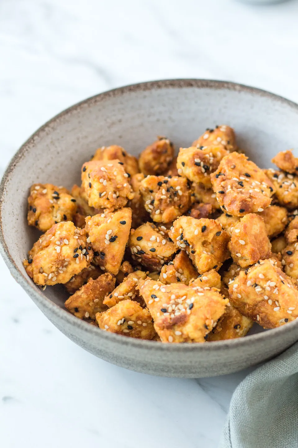 Knuspriger Tofu in einer Schale mit Sesam bestreut