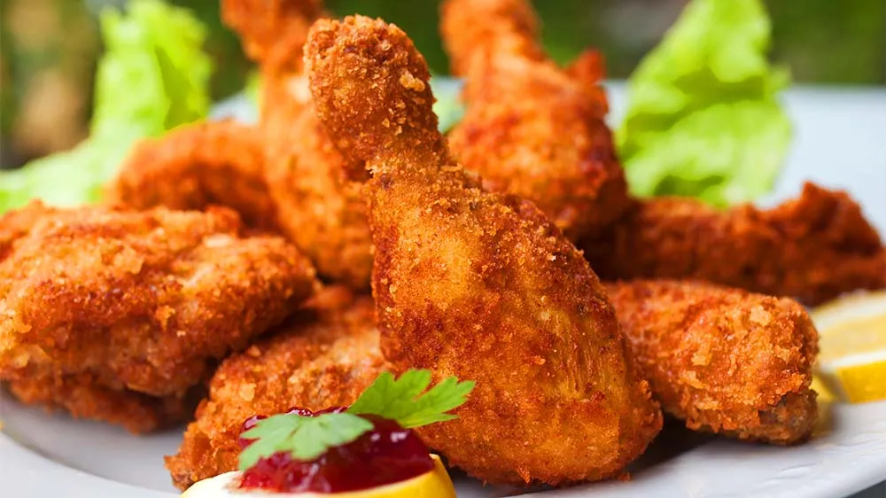 Knuspriges Backhendl, österreichische Art von gebratenem Hühnchen, auf einem Teller