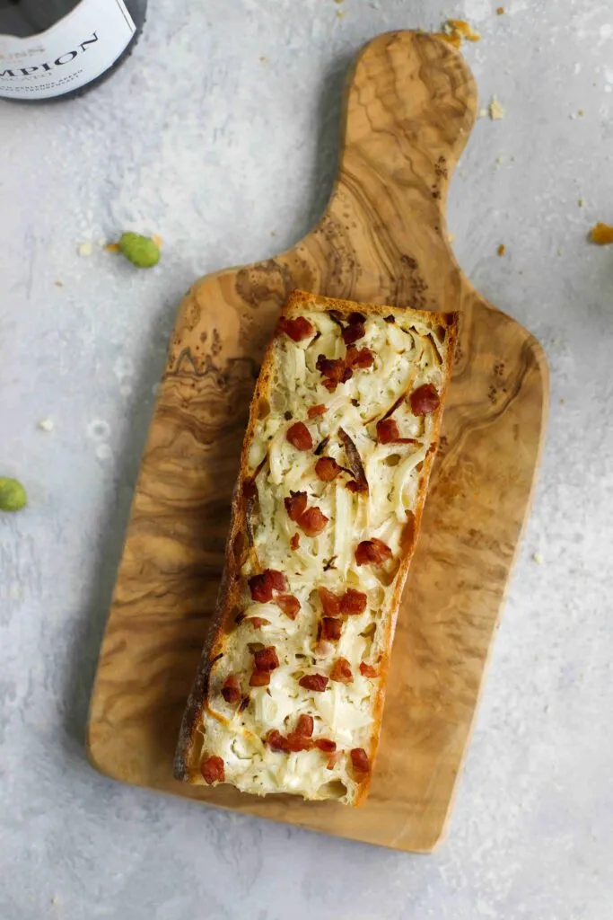 Knuspriges Flammkuchen-Baguette, bereit zum Servieren