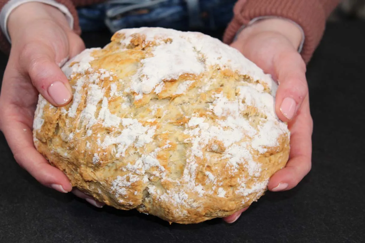 Knuspriges, frisch gebackenes Brot ohne Hefe, perfekt für jede Mahlzeit.