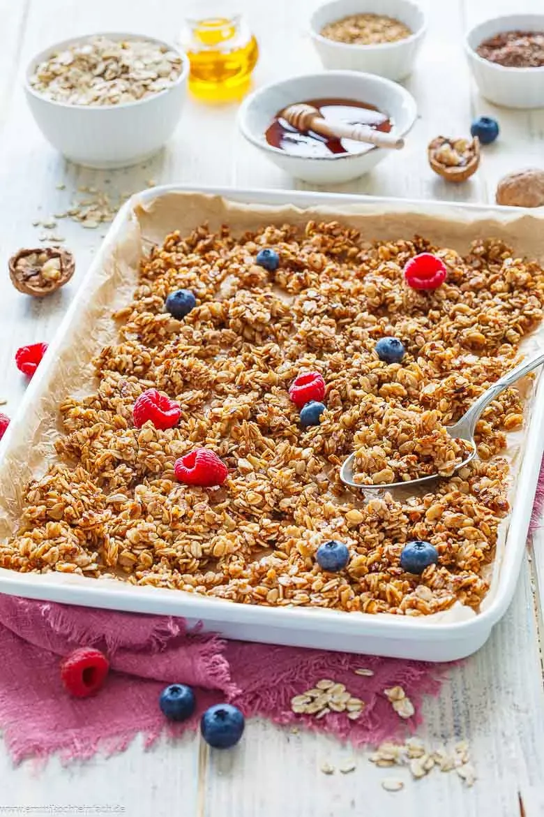 Knuspriges Granola im Glas, ideal als gesunder Snack oder für ein schnelles Frühstück.