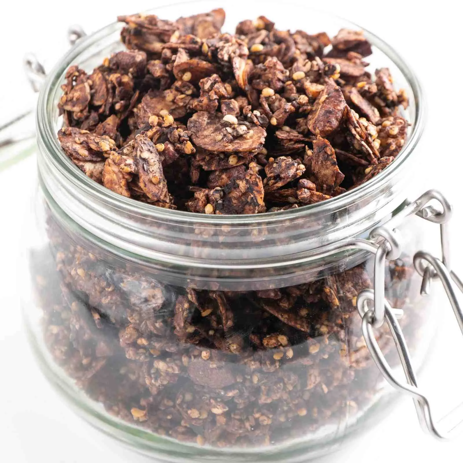 Knuspriges Keto Schoko Granola in einer Schale mit Joghurt und Beeren, eine köstliche Low Carb Müsli-Alternative.