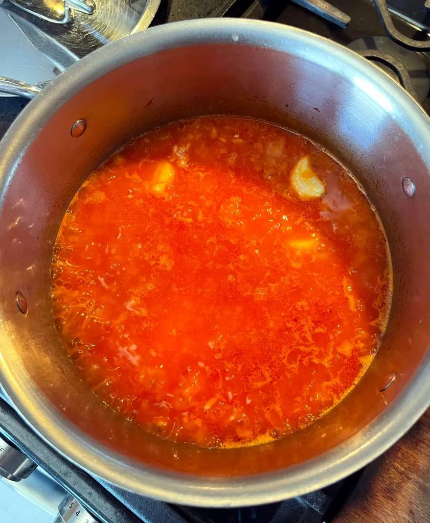 Köchelnder roter Reis