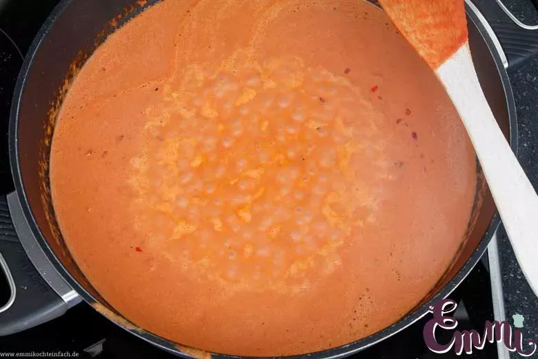 Kochende Nudelauflauf-Soße