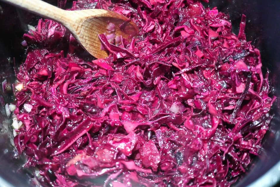 Kochendes Blaukraut in einem Topf, das langsam vor sich hinköchelt.