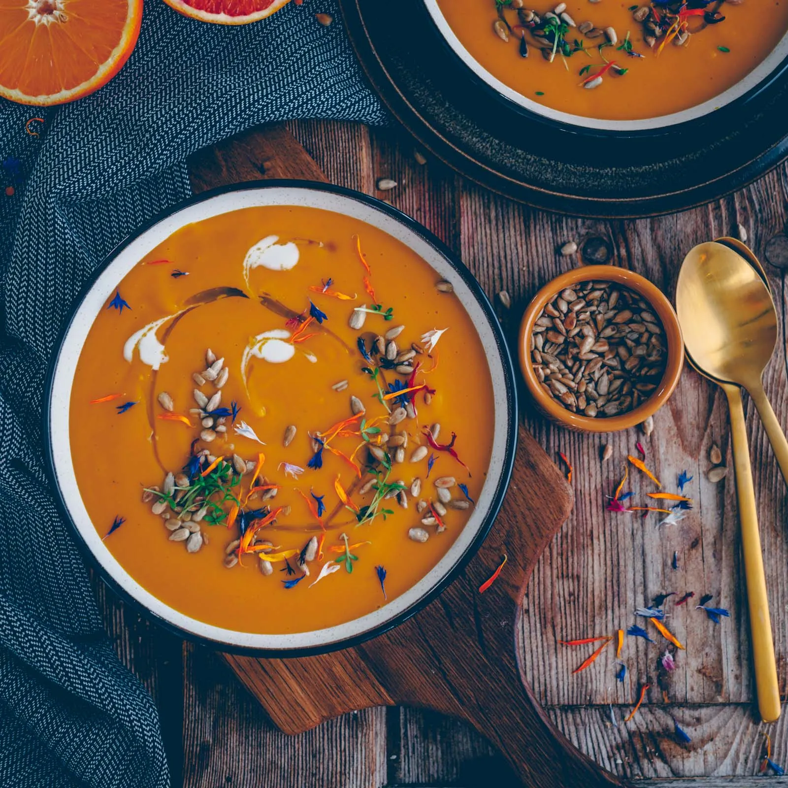 Kochtopf mit frisch pürierter Linsen-Orangen-Suppe auf dem Herd, ein einfaches Rezept mit Orangen.
