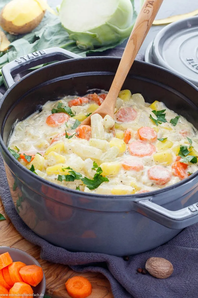 Kohlrabigemüse mit Kartoffeln und Möhren köchelt cremig im Topf, ein einfaches Hauptgericht
