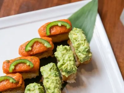 Koi Crispy Rice, ein Signature Dish mit knusprigem Reis und verschiedenen Toppings wie Spicy Tuna oder Trüffel-Avocado.