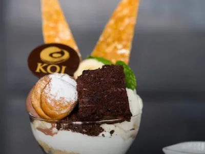 Koi Sundae, ein opulenter Eisbecher, der zum Teilen einlädt und mit verschiedenen Texturen und Aromen begeistert.
