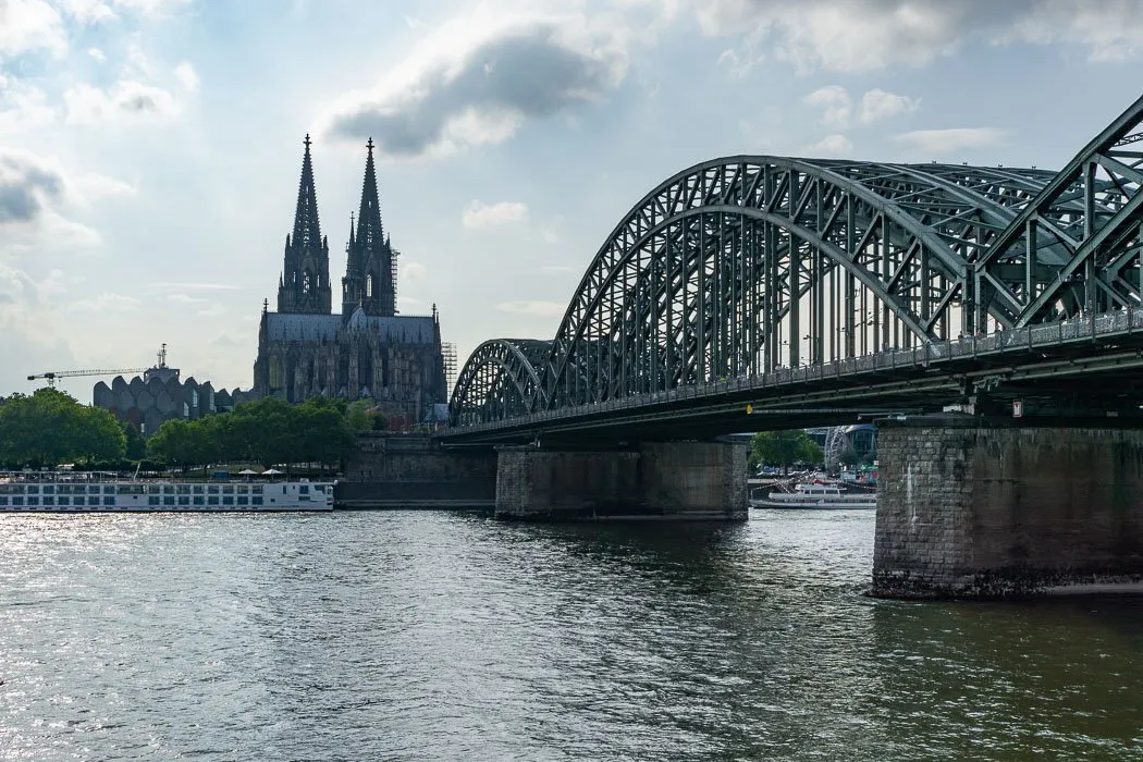 Kölner Dom bei Sonnenuntergang vom Rhein aus gesehen