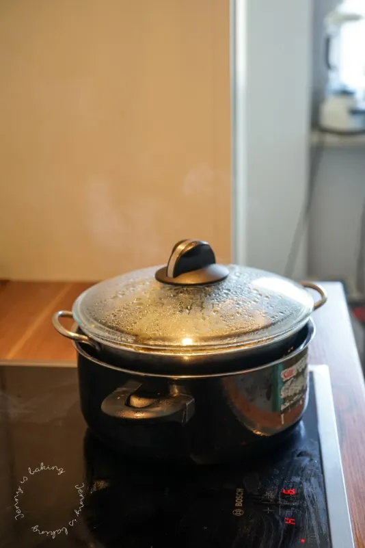 Kolumbianische Tamales werden traditionell in einem Topf gedämpft