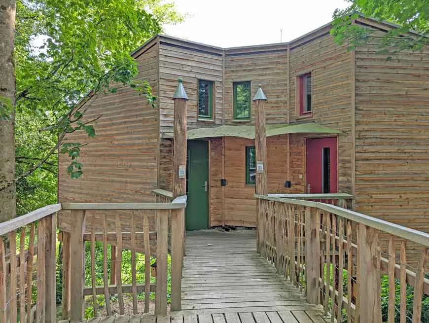 Komfortable Schlafgelegenheit in einem Baumhaus für einen erholsamen Natururlaub