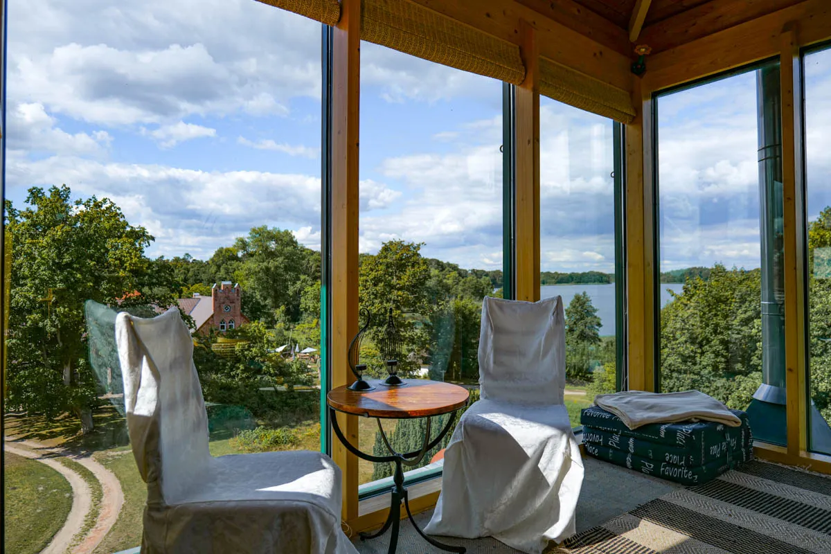 Komfortabler Schlafbereich im Turmzimmer mit Blick auf die umliegende Natur