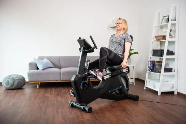 Komfortables Liegeergometer cardiostrong BC60 mit Rückenlehne für gelenkschonendes Training