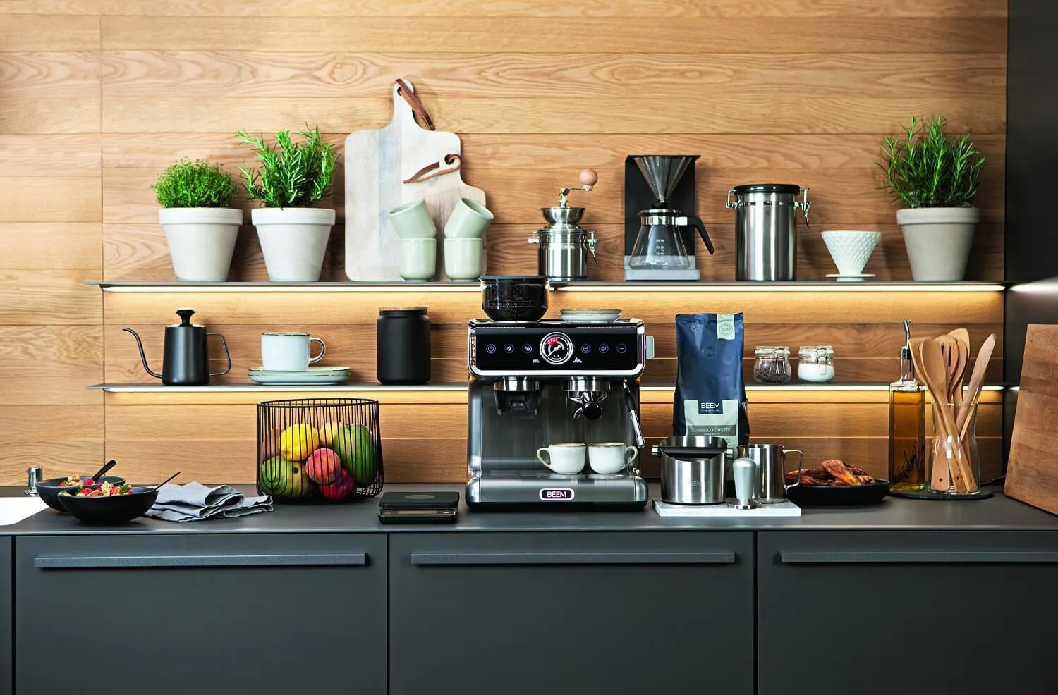 Kompakte BEEM Siebträgermaschine aus Edelstahl, ideal für kleine Küchen und individuellen Espresso