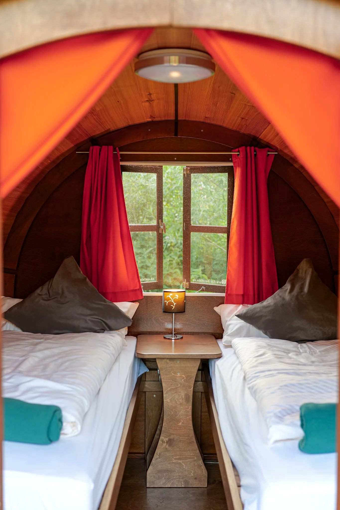 Kompakte und gemütliche Einrichtung des Camping-Fasses im Wakenitz-Camp