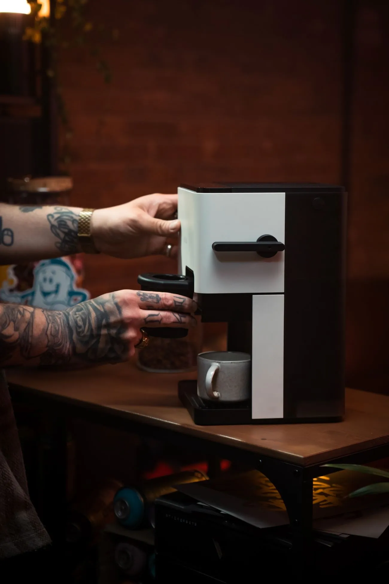 Kompakter CUBE Kaffeeautomat in einem stilvollen Küchenambiente
