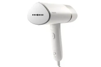 Kompakter Reisesteamer als praktisches Reisegeschenk für knitterfreie Kleidung