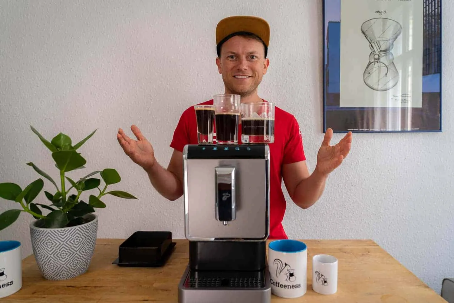 Kompakter Tchibo Esperto Caffè: Ein Weißprodukt mit stilvollem Design.