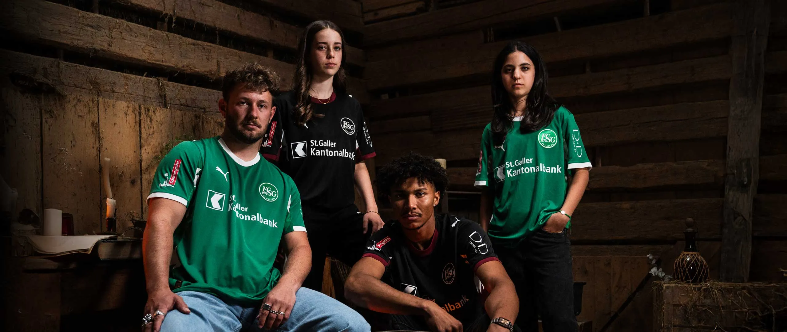 Komplettes FCSG Trikot-Set für die Saison 25/26, präsentiert auf einem Spielfeld