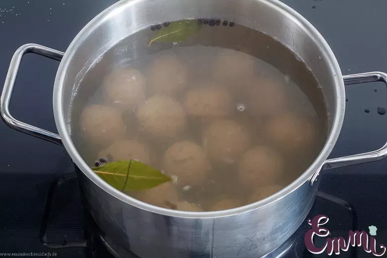 Königsberger Klopse im gewürzten Sud ziehen lassen