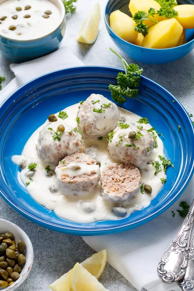 Königsberger Klopse mit cremiger Kapernsoße und Petersilie garniert