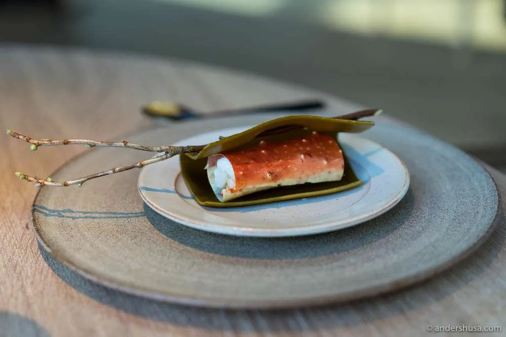 Königskrabbe aus Nordnorwegen, pochiert in Kürbiskernmilch und in Seetang eingewickelt