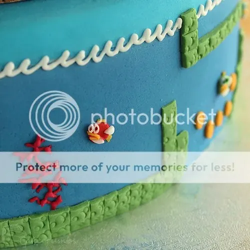 Korallen und Wellen, mit Royal Icing auf den Mario Geburtstagskuchen aufgespritzt, um das Unterwasser-Thema zu vervollständigen.