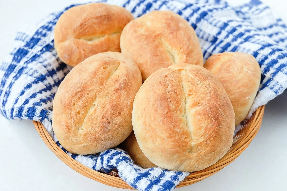 Korb mit deutschen Brötchen, darunter ein blaues Handtuch