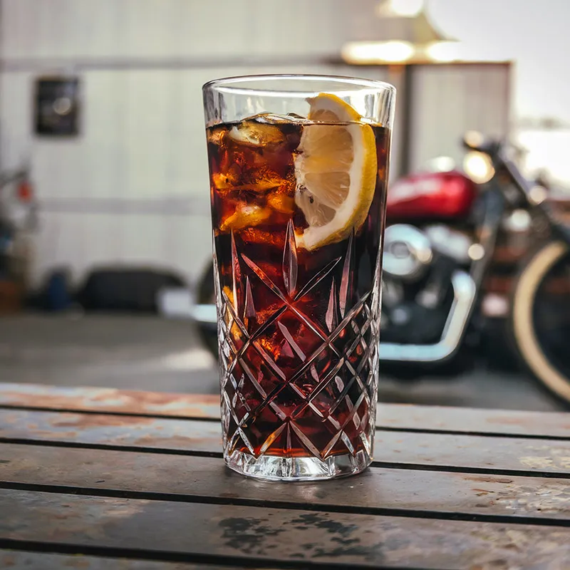 Korn Cola in einem traditionellen deutschen Stamperglas, eine klassische Mischung.