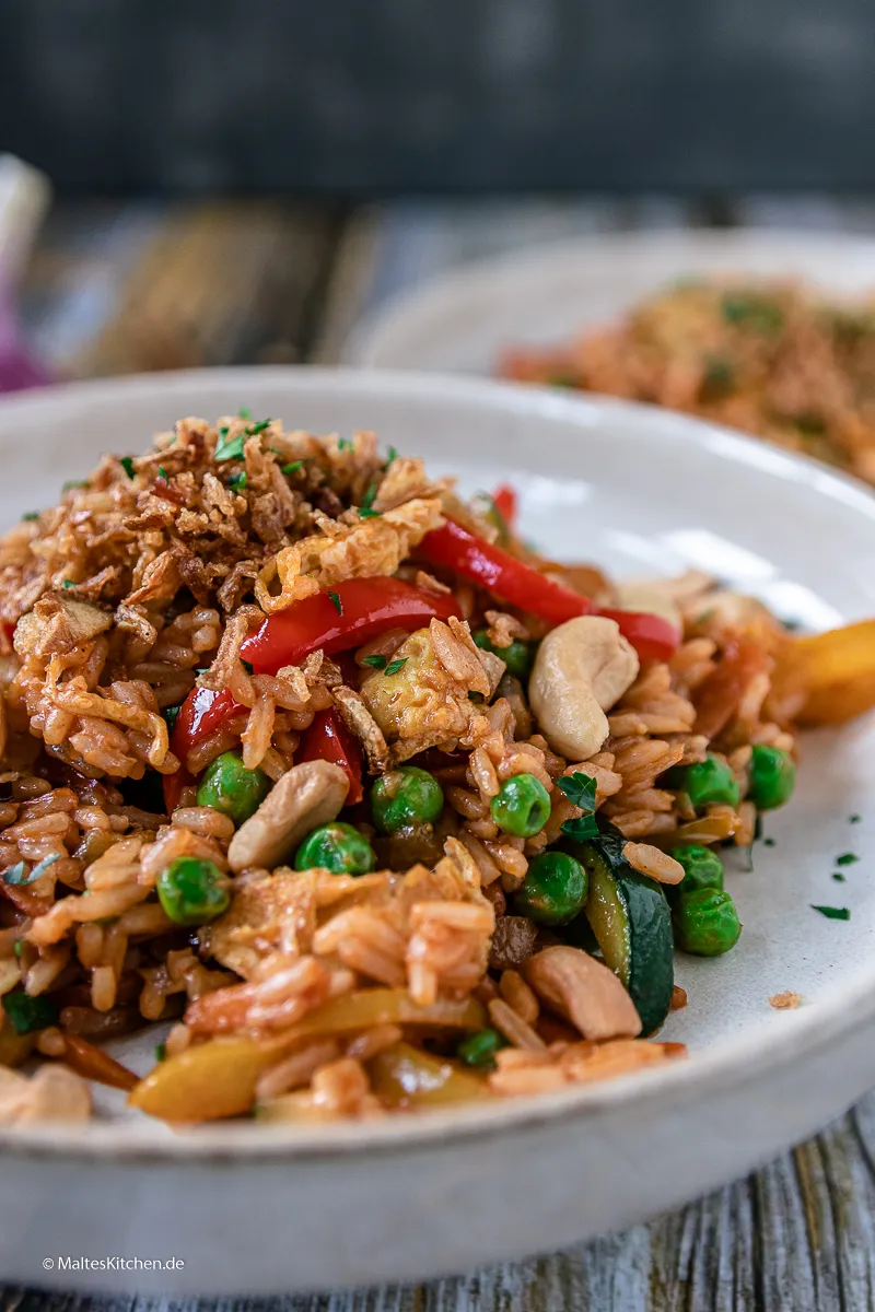 Köstlich zubereitetes Nasi Goreng in einem Wok, bereit zum Servieren