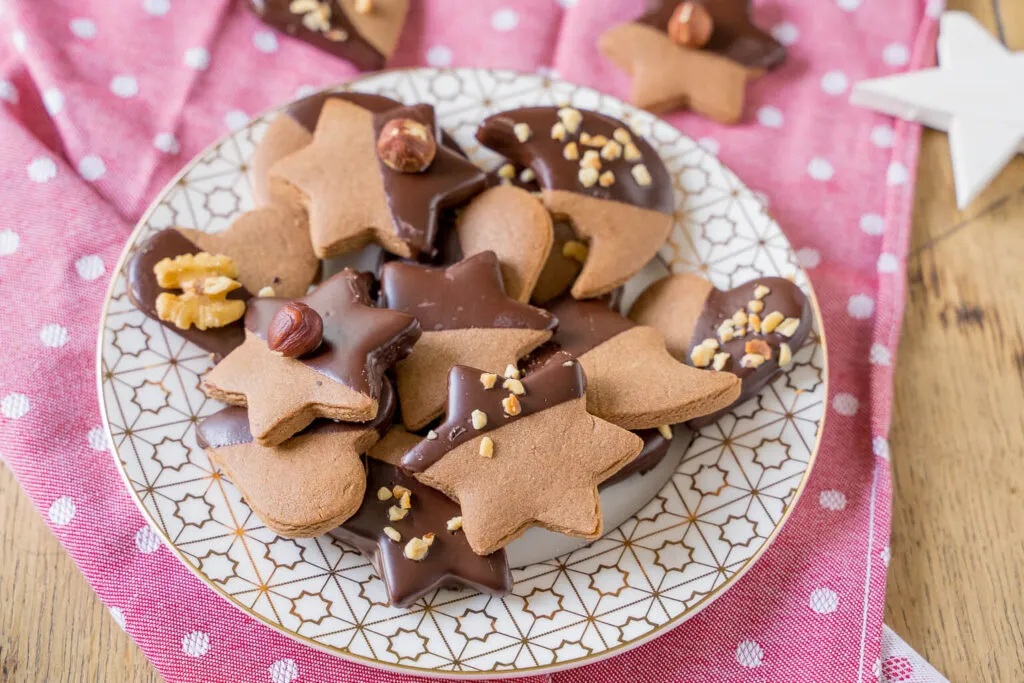 Köstliche Nougat Plätzchen zum Ausstechen, beliebtes Gebäck in der deutschen Adventszeit.