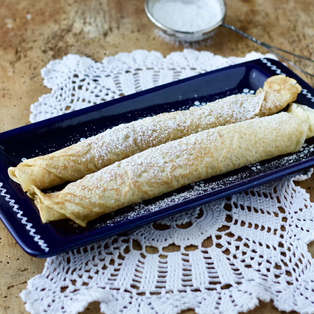 Köstliche Palatschinken mit hausgemachter Marmelade auf einem Teller