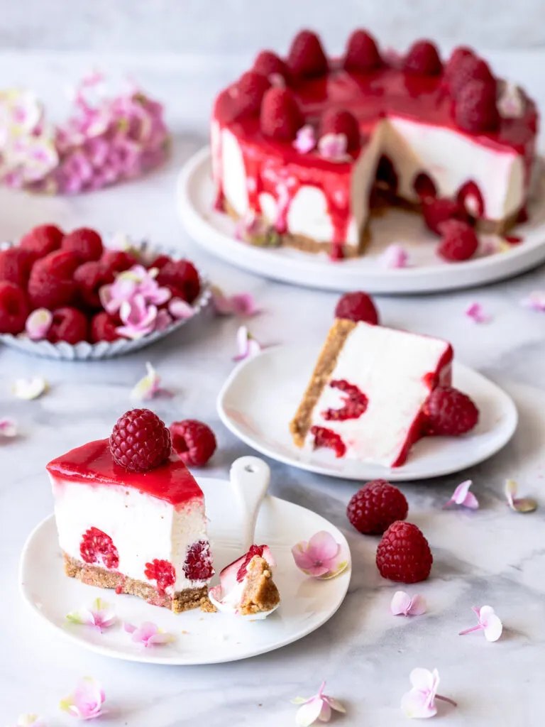 Köstliche schnelle Joghurt-Sahne-Torte, elegant dekoriert auf einer Etagere