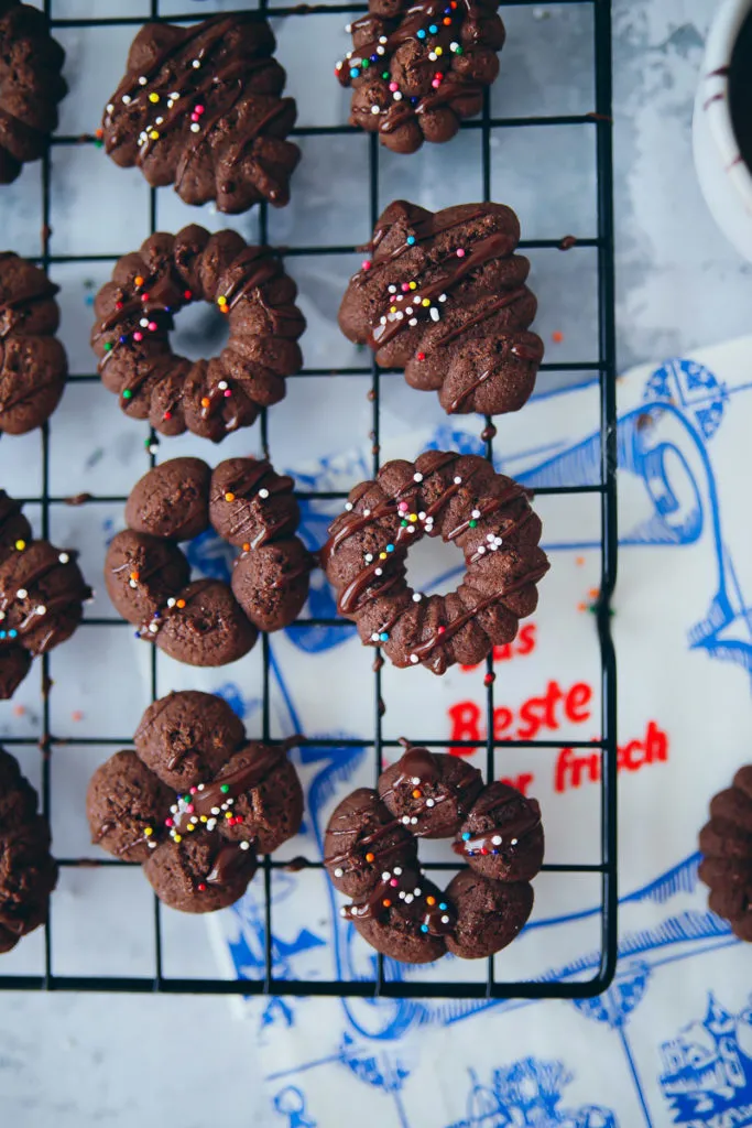 Köstliche Schokokekse als Variante des klassischen Butterkekse Rezepts, perfekt für Schokoladenliebhaber.