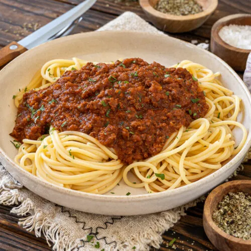 Köstliche Spaghetti Bolognese mit frischem Parmesan und Basilikum garniert