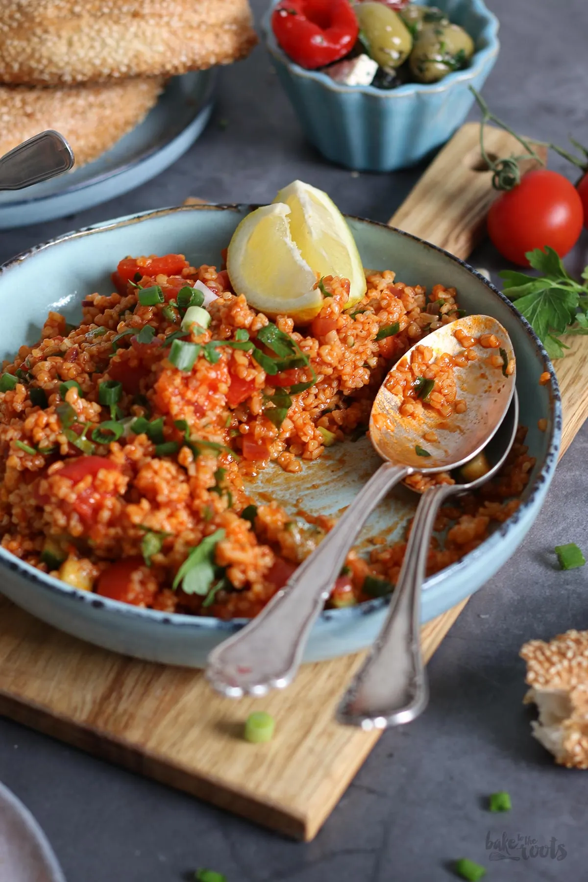 Köstlicher Bulgursalat Kisir mit frischer Petersilie und Minze, servierfertig in einer Schale